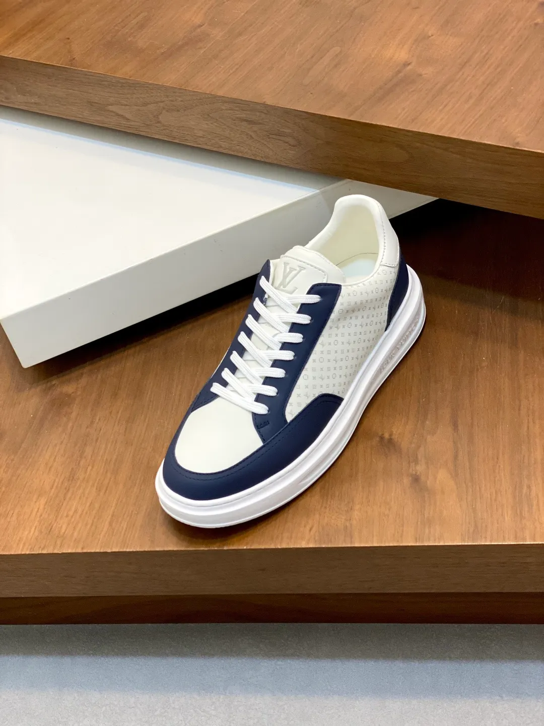Factory price: 400💰LV🆕 New men's high-end casual sports shoes, using imported first-layer cowhide silk-screened brand lougou, original ultra-light men's shoes 💰u outsole, wear-resistant and comfortable, Monogram lougou embellished rubber outsole, breathable mesh lining, versatile classic style! Size: 38-44 (.45, 46 customized)
